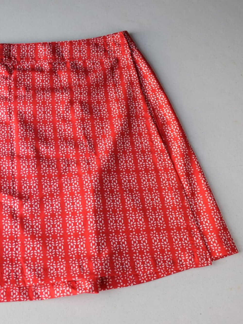 RipSkirt Hawaii Length 1 Wrap Skirt Women's Size Large Red White Floral Dot